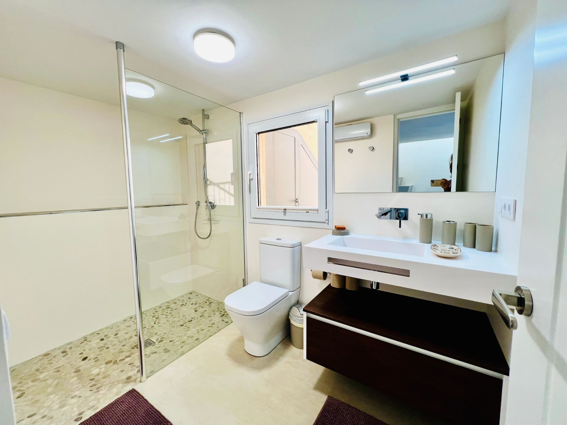 An en-suite bathroom at House of Inquiry